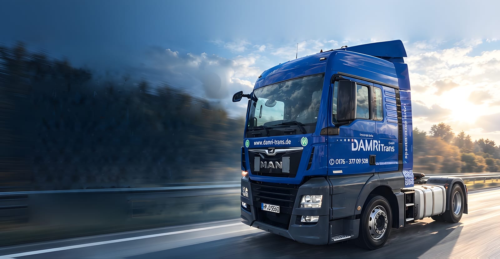 Blaue DAMRiTrans-Sattelzugmaschine in Fahrt auf der Autobahn