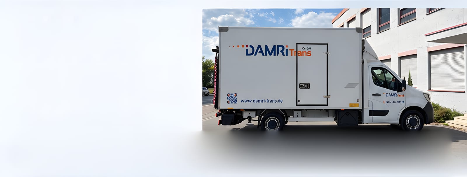 Weißer DAMRiTrans-Kastenwagen, Seitenansicht