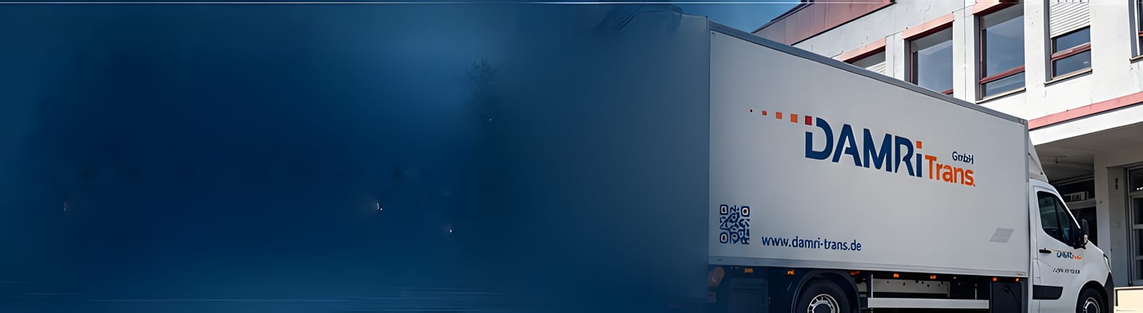 Weißer DAMRiTrans-Kastenwagen, Seitenansicht mit Logo