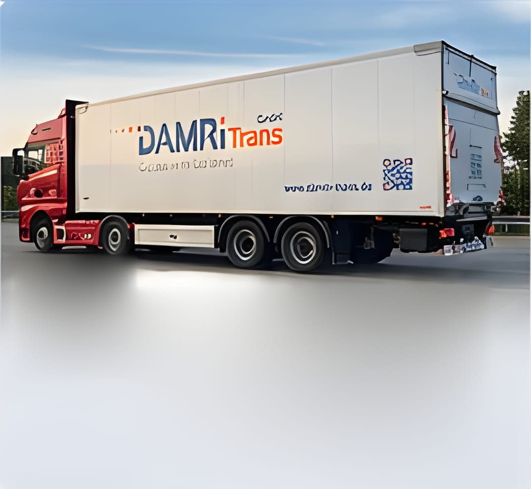 Weißer DAMRiTrans-Sattelzug mit rotem Führerhaus auf der Autobahn