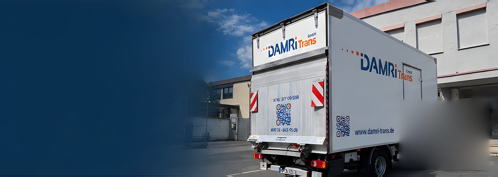 DAMRiTrans-Kastenwagen von hinten mit Ladebordwand und QR-Code