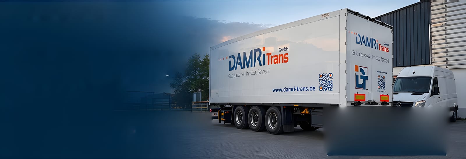 Weißer DAMRiTrans-Auflieger und Transporter an der Laderampe