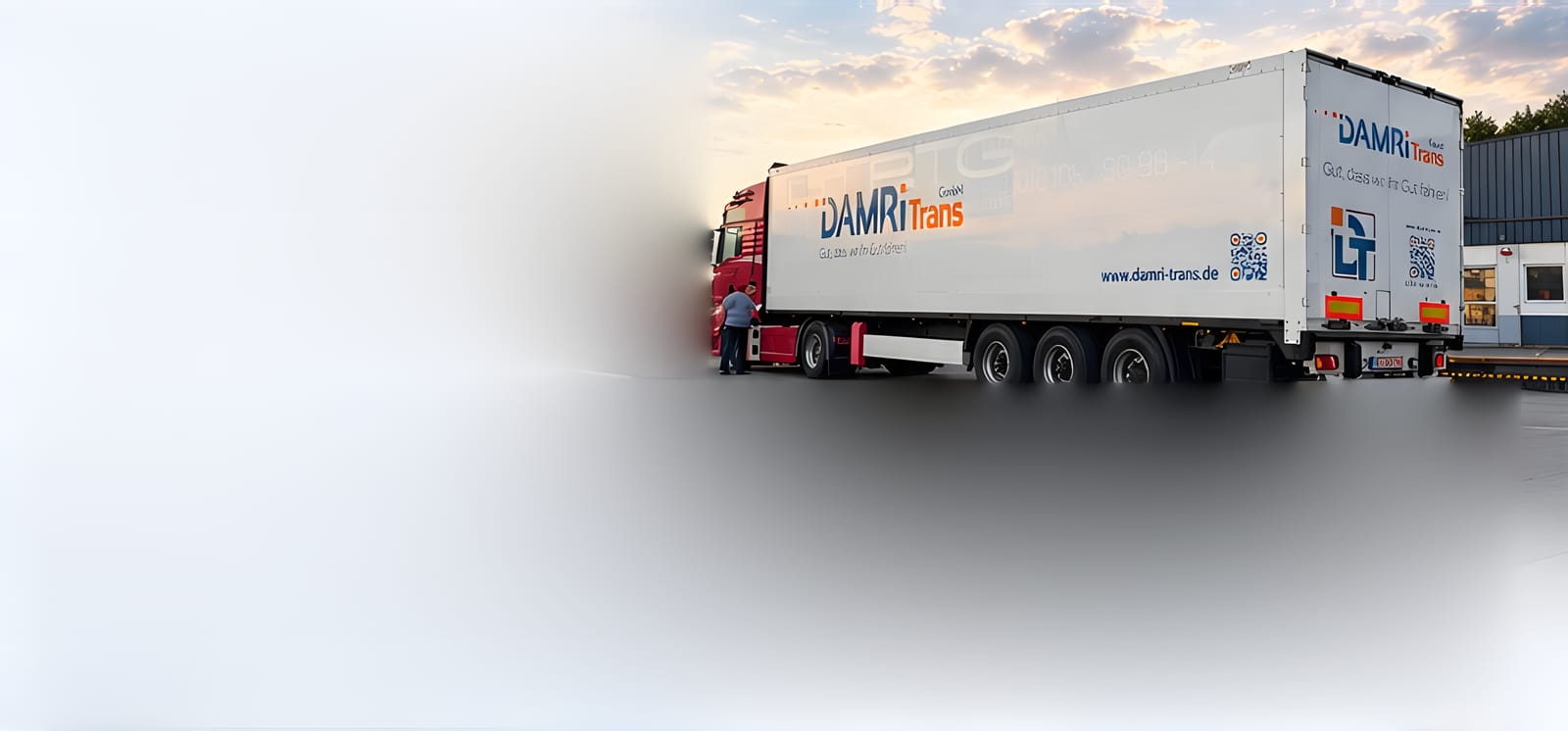 Weißer DAMRiTrans-Sattelzug an der Laderampe bei Sonnenuntergang