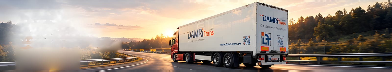 DAMRiTrans-Sattelzug auf der Landstraße bei Sonnenuntergang